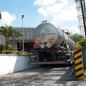 balança rodoviária Caminhão estacionado na balança rodoviária da Okena